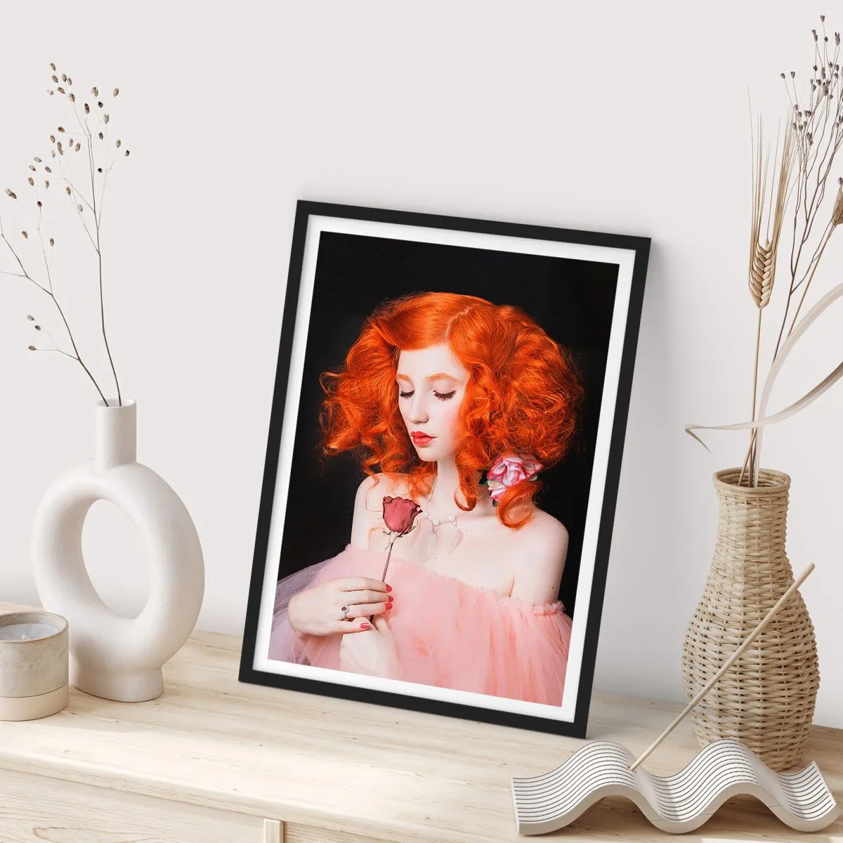 Pôster com moldura preta - Retrato de uma mulher ruiva com uma rosa sobre um fundo preto - 50x70cm - Em estilo barroco - Decoração de parede moderna para a sala de estar e quarto ARTTOR