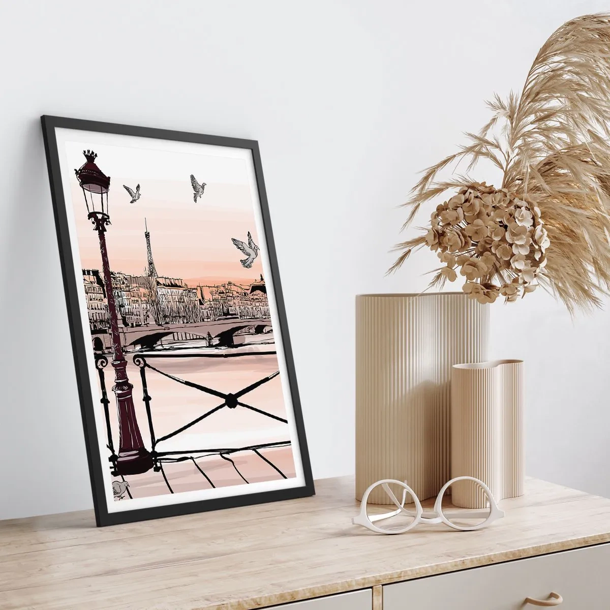 Pôster com moldura preta - Ilustração de Paris ao pôr do sol com uma lanterna e uma ponte - 50x70cm - Sobre os telhados de Paris - Decoração de parede moderna para a sala de estar e quarto ARTTOR