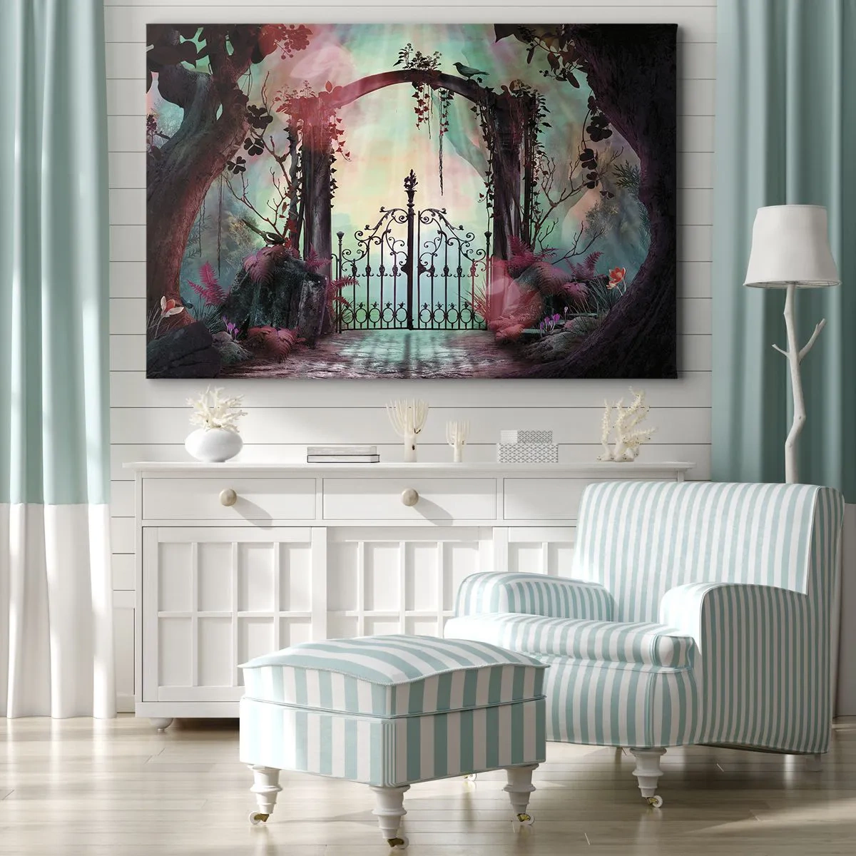 Quadro em tela - Uma entrada mágica com um portão de ferro forjado cercado por uma vegetação misteriosa - 70x50cm - Jardim secreto - Decoração de parede moderna para a sala de estar e quarto ARTTOR