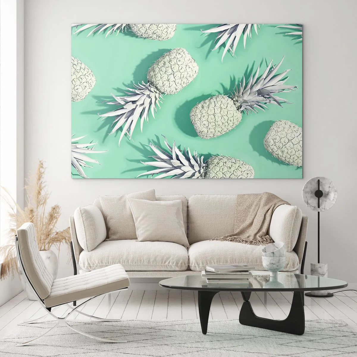 Quadro em vidro - Abacaxis brancos sobre fundo de menta em uma composição artística - 70x50cm - Vão muito bem com a hortelã - Decoração de parede moderna para a sala de estar e quarto ARTTOR
