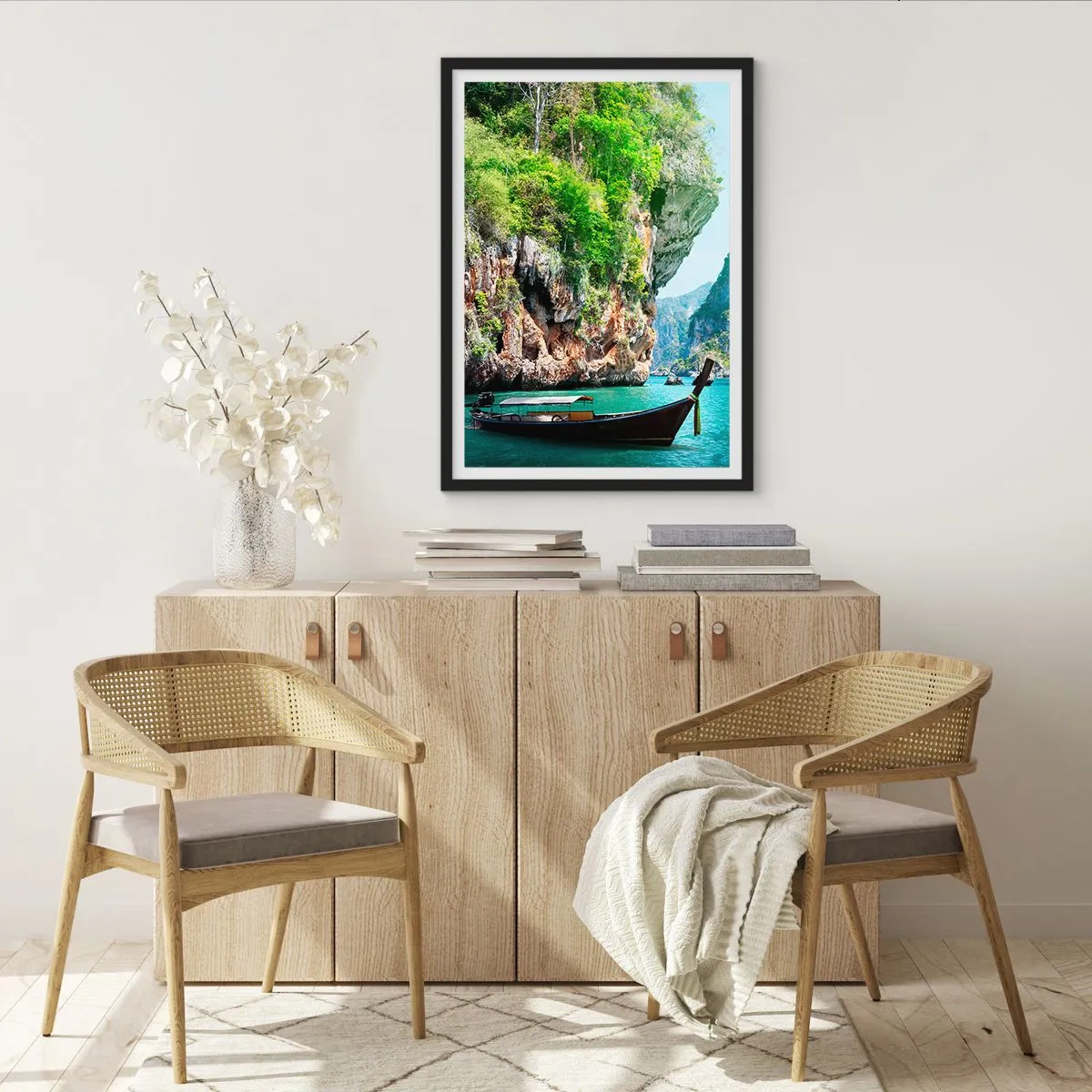 Pôster com moldura preta - Um barco tradicional com um cenário de rochas pitorescas e vegetação - 50x70cm - Um convite para uma viagem exótica - Decoração de parede moderna para a sala de estar e quarto ARTTOR