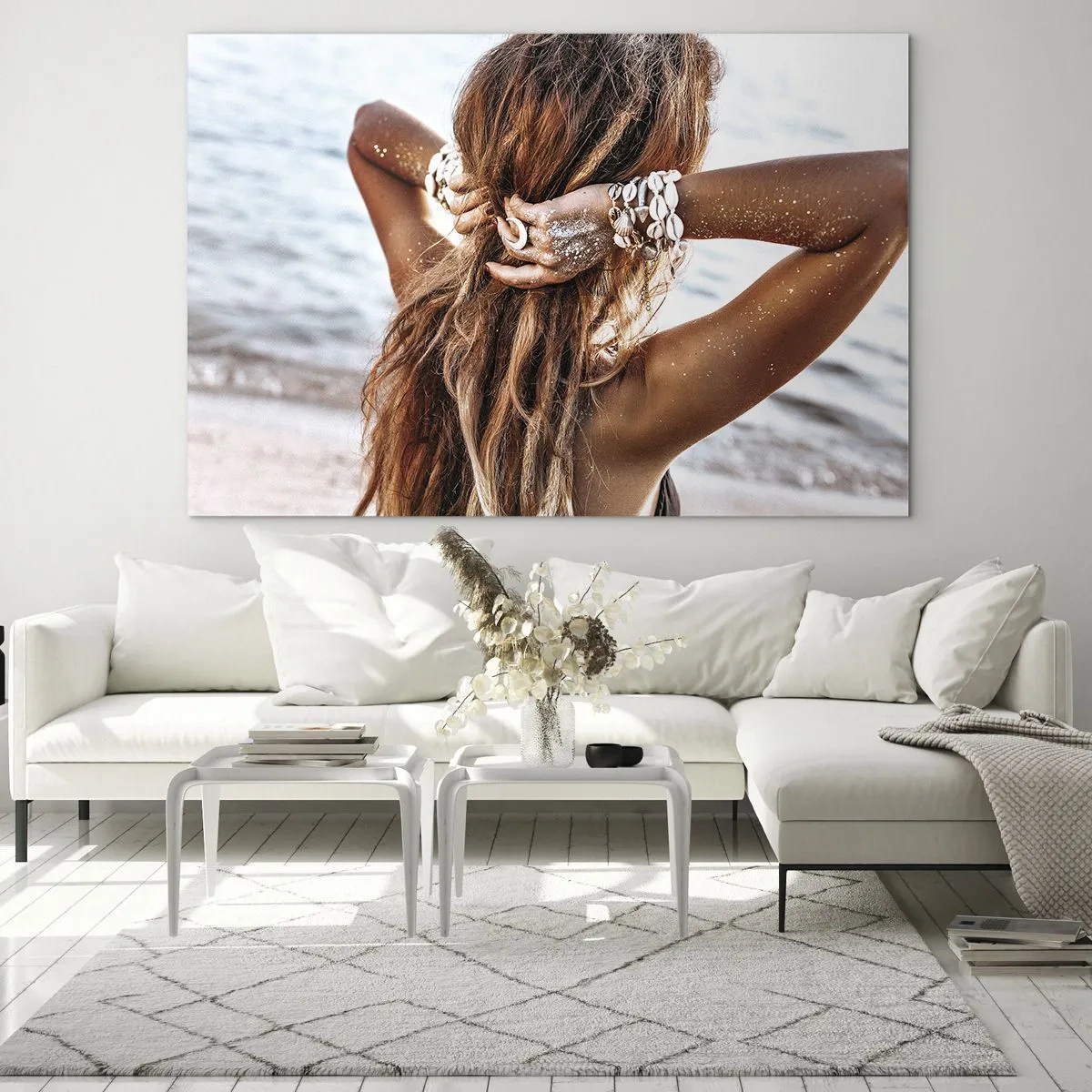Quadro em vidro - Uma mulher de cabelos longos na praia, cercada por conchas e areia. - 70x50cm - Irmã da água e do sol - Decoração de parede moderna para a sala de estar e quarto ARTTOR