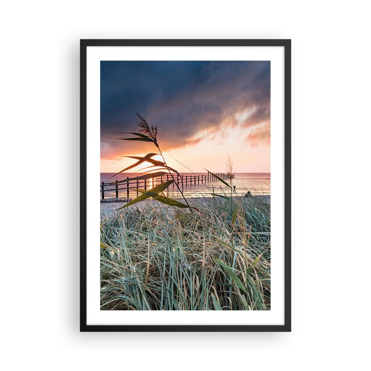 Pôster com moldura preta - Um píer à beira-mar cercado por grama durante o pôr do sol - 50x70cm - O vento não leva - Decoração de parede moderna para a sala de estar e quarto ARTTOR