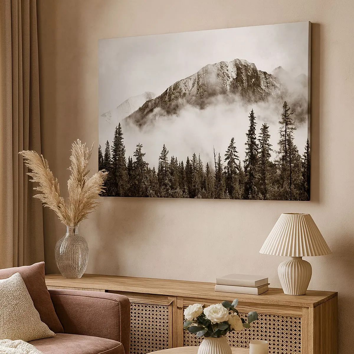Quadro em tela - Um pico de montanha pitoresco cercado por neblina e uma floresta em tons de sépia - 70x50cm - O soberano de granito - Decoração de parede moderna para a sala de estar e quarto ARTTOR