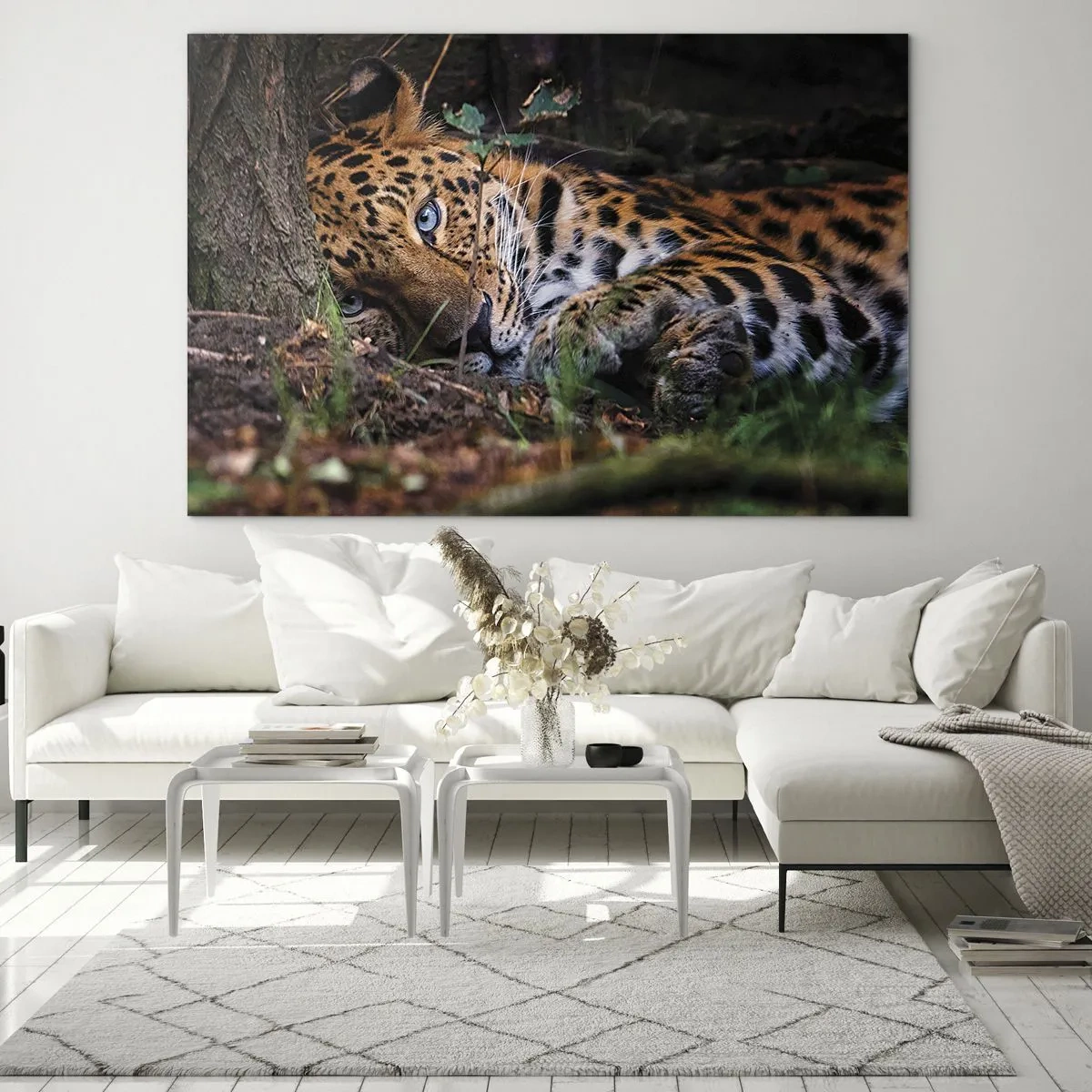 Quadro em vidro - Uma onça deitada no chão, olhando calmamente para a câmera. - 70x50cm - Confie em mim - Decoração de parede moderna para a sala de estar e quarto ARTTOR