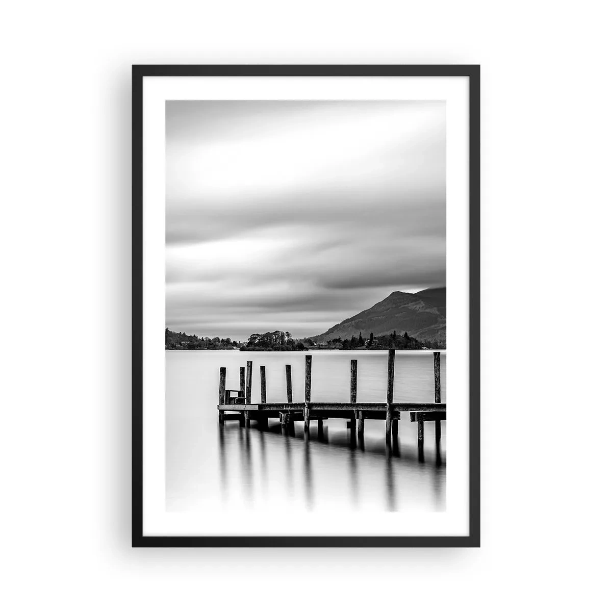 Pôster com moldura preta - Cena em preto e branco com um lago, um píer e montanhas - 50x70cm - Gentileza e força - Decoração de parede moderna para a sala de estar e quarto ARTTOR