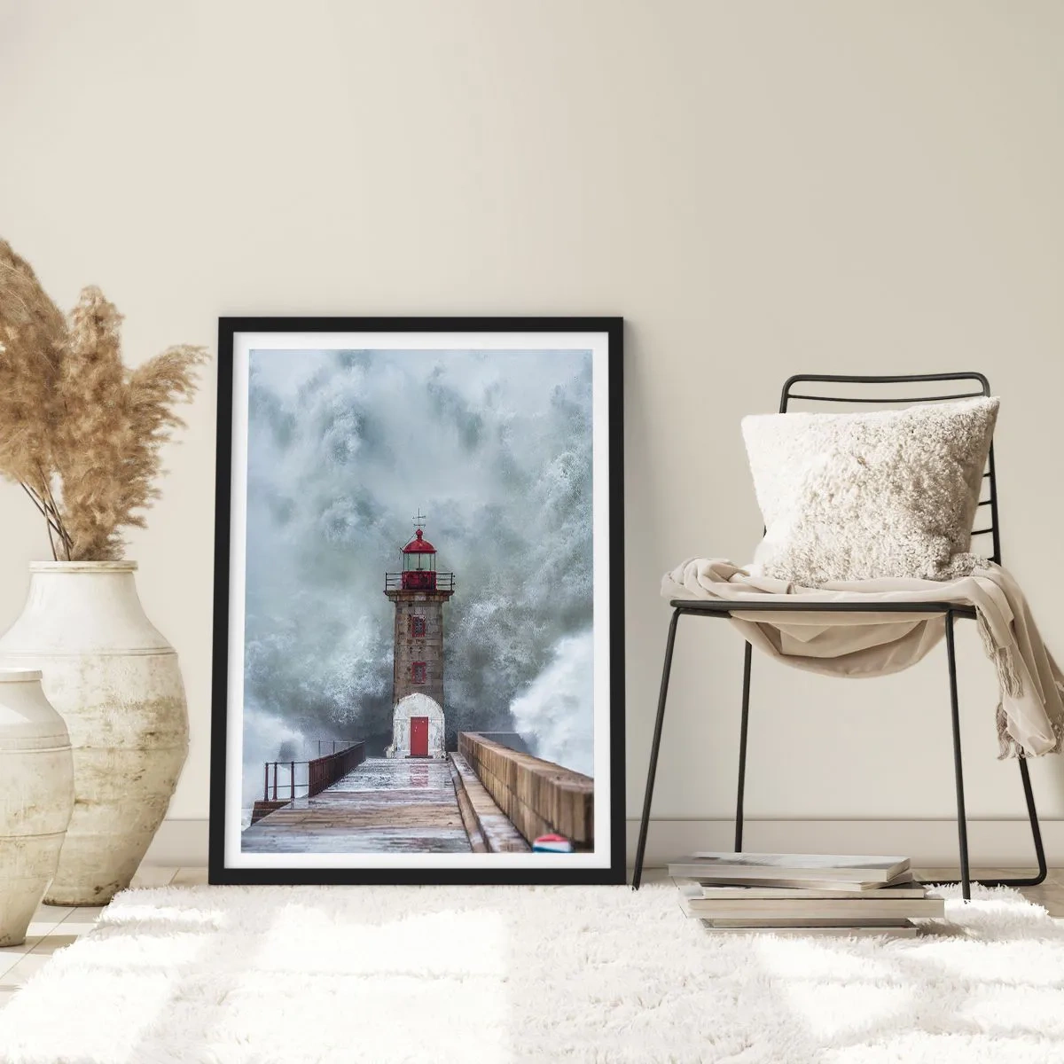 Pôster com moldura preta - Um farol cercado por ondas poderosas durante uma tempestade - 50x70cm - O rugido das águas, o som do vento - Decoração de parede moderna para a sala de estar e quarto ARTTOR