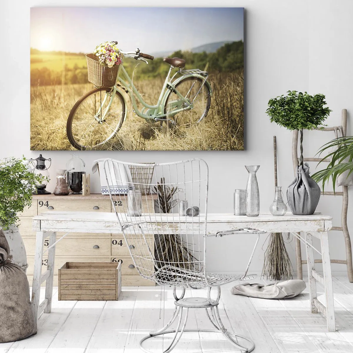 Quadro em tela - Uma bicicleta retrô com uma cesta cheia de flores sobre um fundo de campo. - 70x50cm - Vou ficar aqui por um tempo - Decoração de parede moderna para a sala de estar e quarto ARTTOR