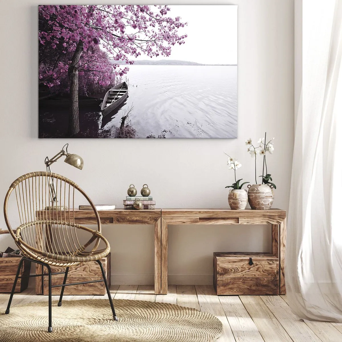 Quadro em tela - Um barco na margem de um lago entre árvores cor-de-rosa - 70x50cm - Em silêncio cor-de-rosa - Decoração de parede moderna para a sala de estar e quarto ARTTOR