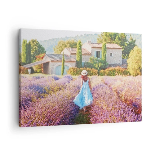 Quadro em tela - Uma mulher de vestido azul caminhando por um campo de lavanda com vista para uma casa. - 70x50cm - Menina Lavanda - Decoração de parede moderna para a sala de estar e quarto ARTTOR