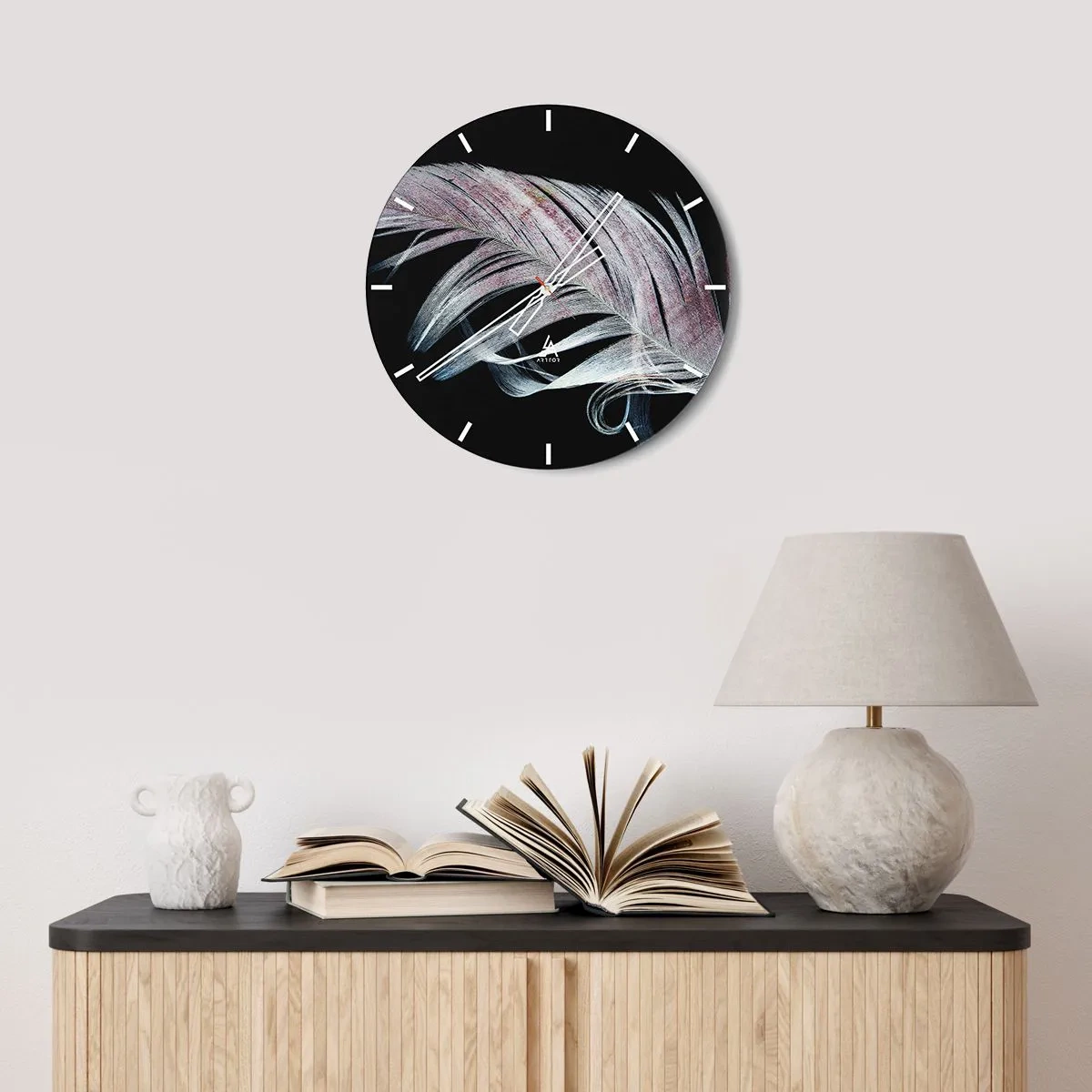 Relógio de parede - Relógio em vidro - Uma pena delicada em tons pastéis sobre um fundo preto - 30x30cm - Pense no toque - Decoração de parede moderna para a sala de estar, cozinha e quarto ARTTOR