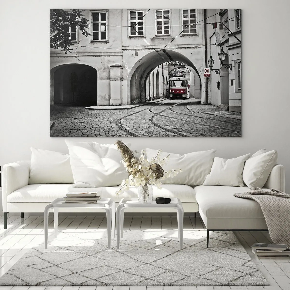 Quadro em vidro - Bonde preto e branco em uma rua antiga - 70x50cm - Através do labirinto urbano - Decoração de parede moderna para a sala de estar e quarto ARTTOR