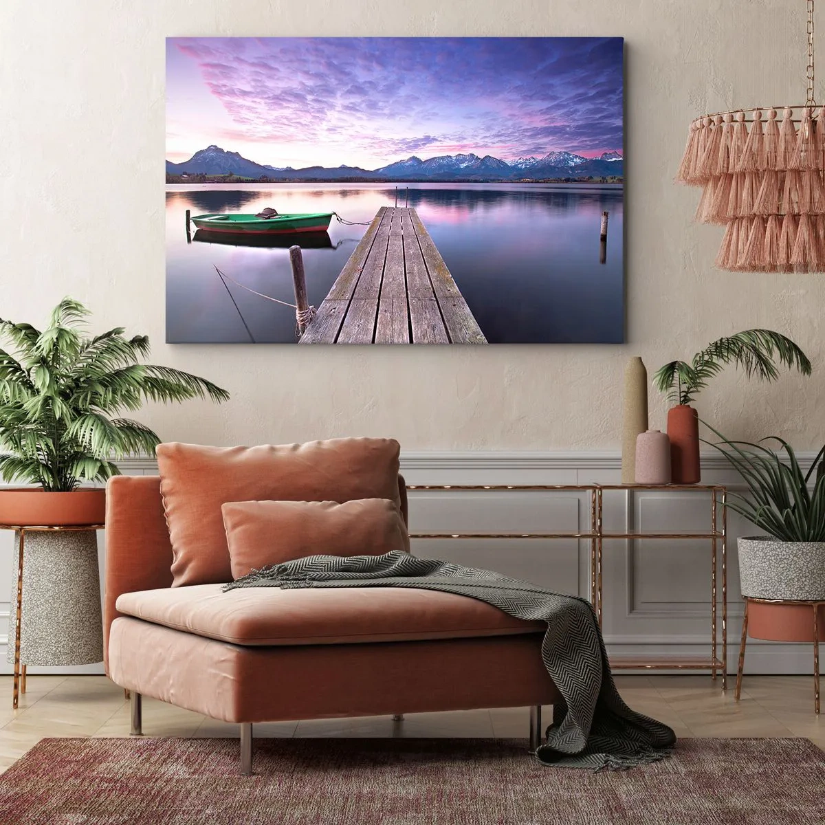 Quadro em tela - Um píer de madeira com um barco em um lago cercado por montanhas ao pôr do sol - 70x50cm - Silêncio amigo - Decoração de parede moderna para a sala de estar e quarto ARTTOR