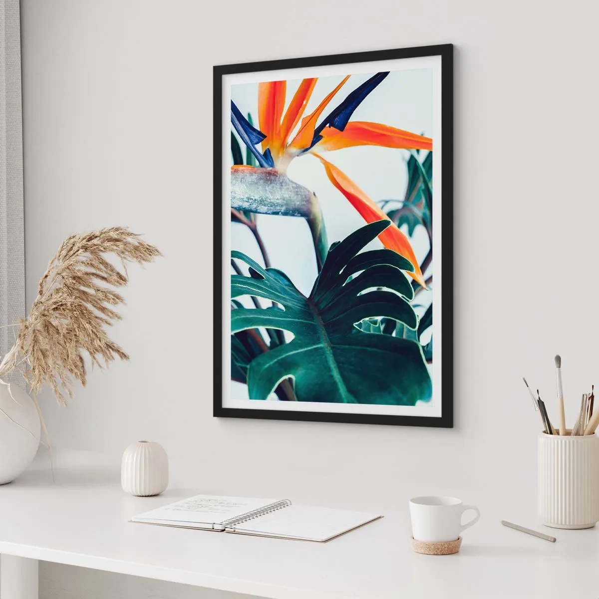 Pôster com moldura preta - Close-up de uma flor de strelitzia cercada por folhas verdes - 50x70cm - Arbusto de passarinho - Decoração de parede moderna para a sala de estar e quarto ARTTOR