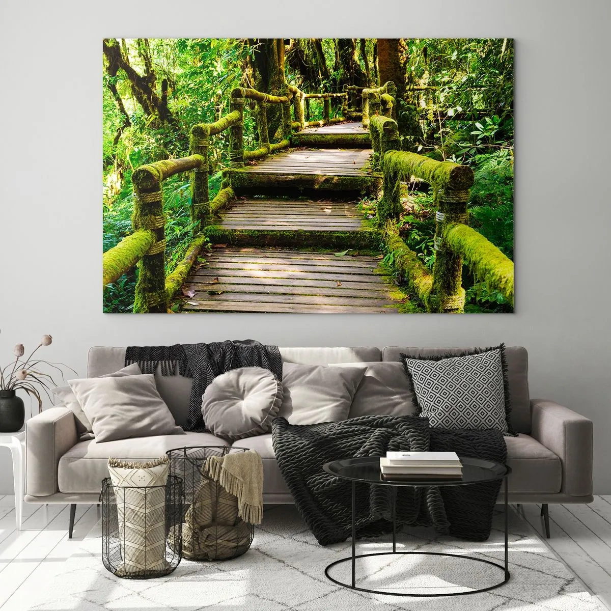 Quadro em vidro - Um caminho de madeira em uma floresta verde coberta de musgo - 70x50cm - Corredor de vegetação - Decoração de parede moderna para a sala de estar e quarto ARTTOR