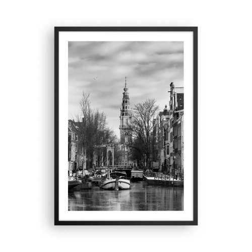 Pôster com moldura preta - Uma vista em preto e branco do canal com uma torre histórica ao fundo. - 50x70cm - Vibrações de Amsterdã - Decoração de parede moderna para a sala de estar e quarto ARTTOR