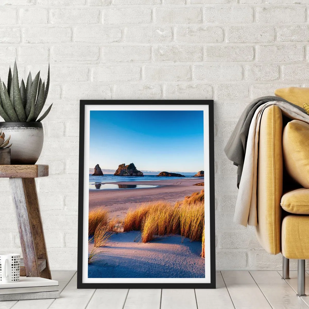 Pôster com moldura preta - Uma praia pitoresca com grama e pedras tendo como pano de fundo um oceano calmo - 50x70cm - Para quem busca a paz - Decoração de parede moderna para a sala de estar e quarto ARTTOR