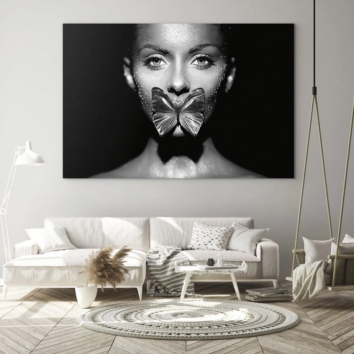 Quadro em vidro - Retrato de uma mulher com uma borboleta nos lábios em preto e branco - 70x50cm - O beijo da borboleta - Decoração de parede moderna para a sala de estar e quarto ARTTOR