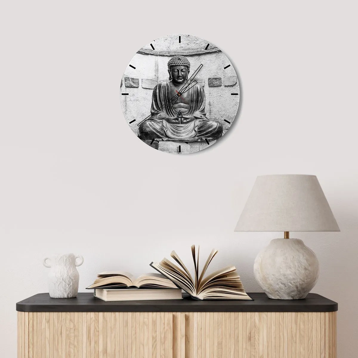Relógio de parede - Relógio em vidro - Uma estátua de Buda em estilo monocromático contra um fundo de parede - 30x30cm - Na fonte da paz - Decoração de parede moderna para a sala de estar, cozinha e quarto ARTTOR
