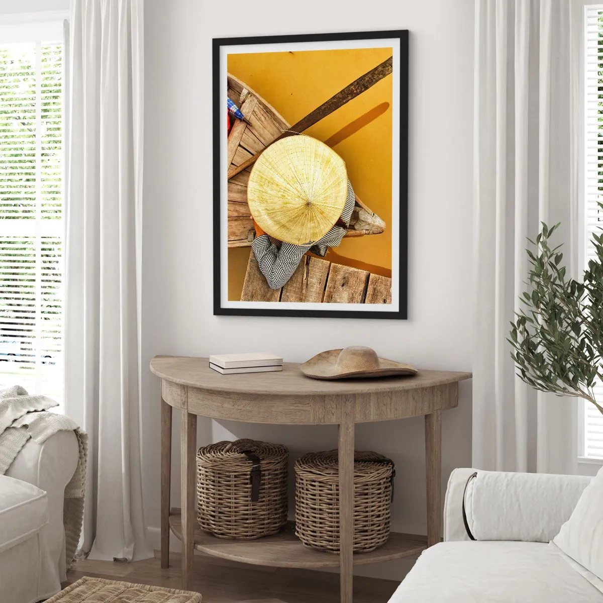 Pôster com moldura preta - Um chapéu tradicional tendo como pano de fundo um barco de madeira e água. - 50x70cm - A vida no rio amarelo - Decoração de parede moderna para a sala de estar e quarto ARTTOR