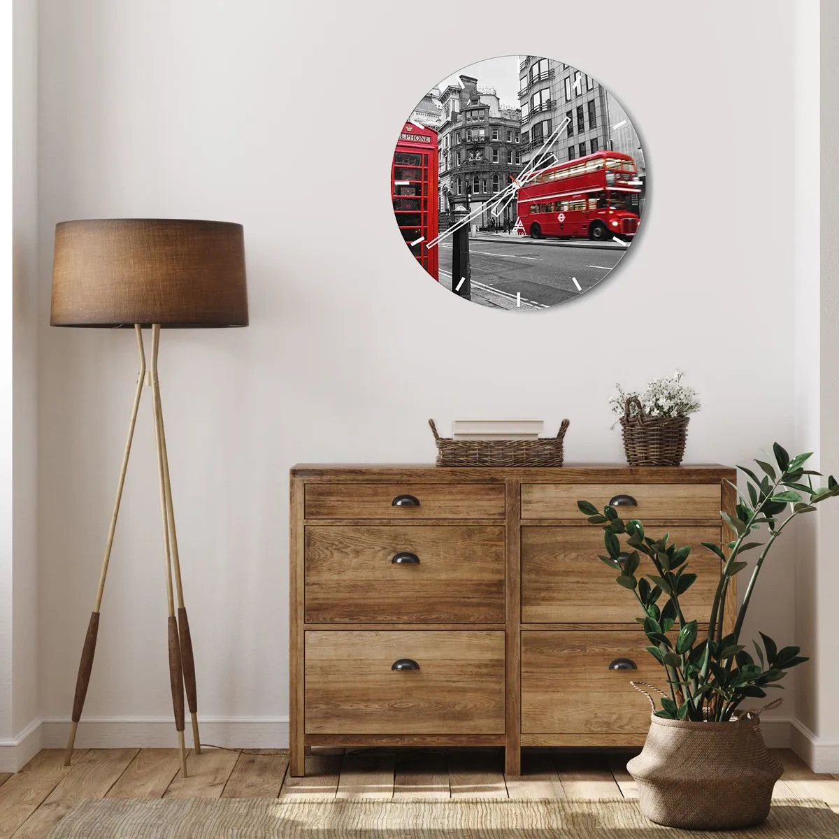 Relógio de parede - Relógio em vidro - Um ônibus vermelho e uma cabine telefônica tendo como pano de fundo as ruas de Londres. - 30x30cm - O mais vermelho da Europa - Decoração de parede moderna para a sala de estar, cozinha e quarto ARTTOR