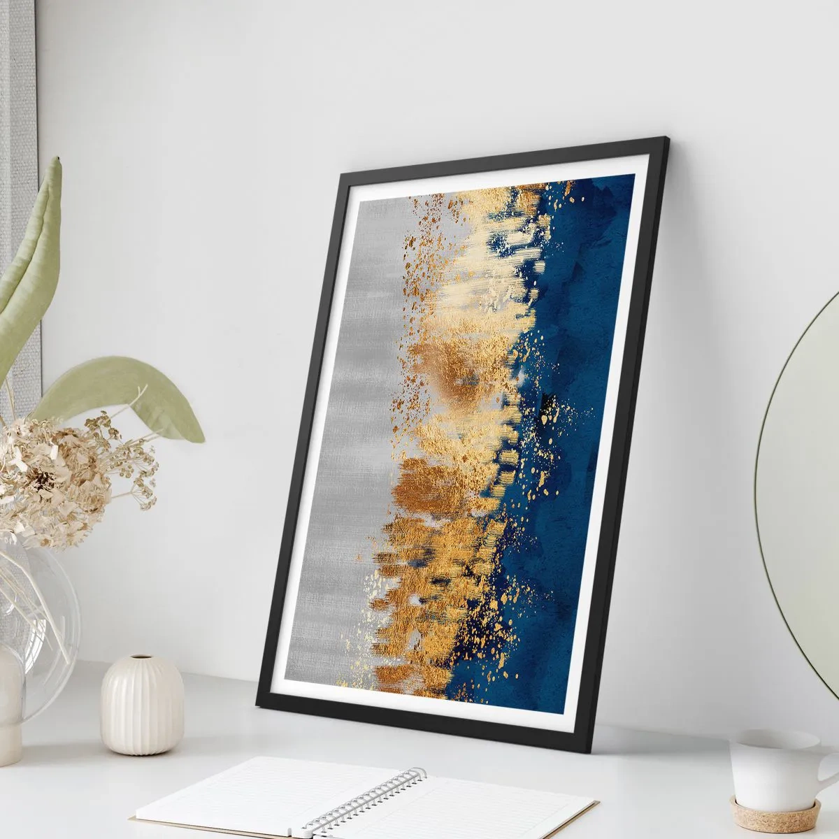 Pôster com moldura preta - Uma composição abstrata em tons de azul marinho, dourado e prata - 50x70cm - Uma composição moderna com brilho - Decoração de parede moderna para a sala de estar e quarto ARTTOR