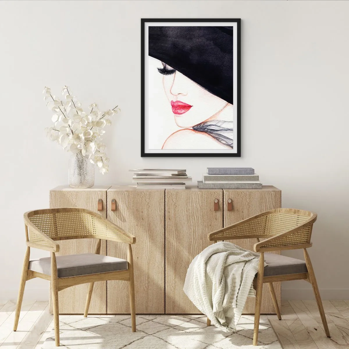 Pôster com moldura preta - Retrato de uma mulher com chapéu preto e lábios vermelhos - 50x70cm - Elegância e sensualidade - Decoração de parede moderna para a sala de estar e quarto ARTTOR
