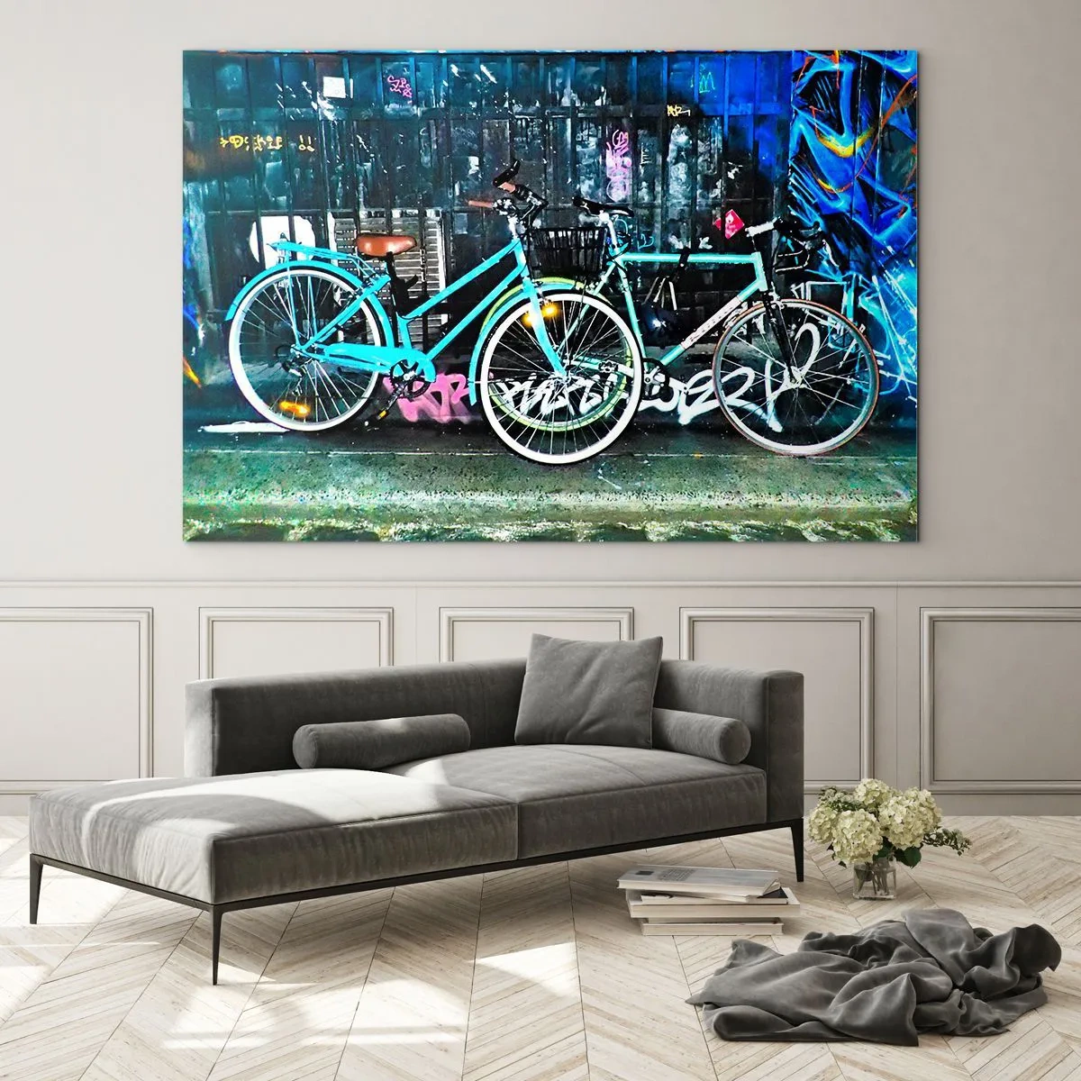 Quadro em vidro - Uma bicicleta urbana com um cenário de grafite e atmosfera neon - 70x50cm - A cidade chama - Decoração de parede moderna para a sala de estar e quarto ARTTOR