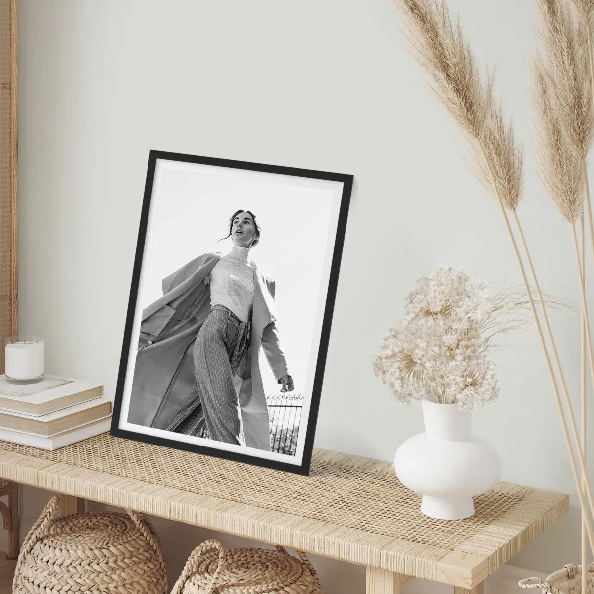Pôster com moldura preta - Uma mulher estilosa com um casaco longo caminha com confiança - 50x70cm - Vens comigo? - Decoração de parede moderna para a sala de estar e quarto ARTTOR