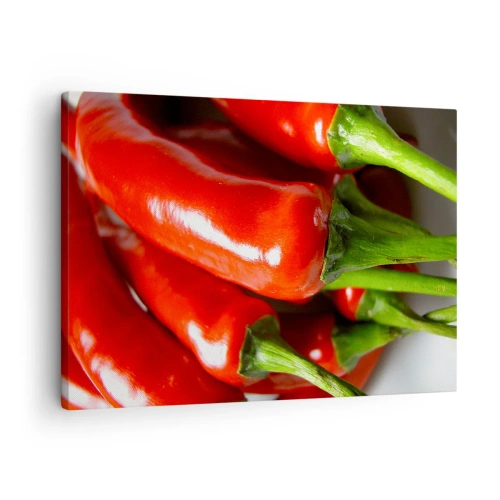 Quadro em tela - Close-up de pimentas vermelhas com talos verdes - 70x50cm - Suculento, brilhante, liso - Decoração de parede moderna para a sala de estar e quarto ARTTOR