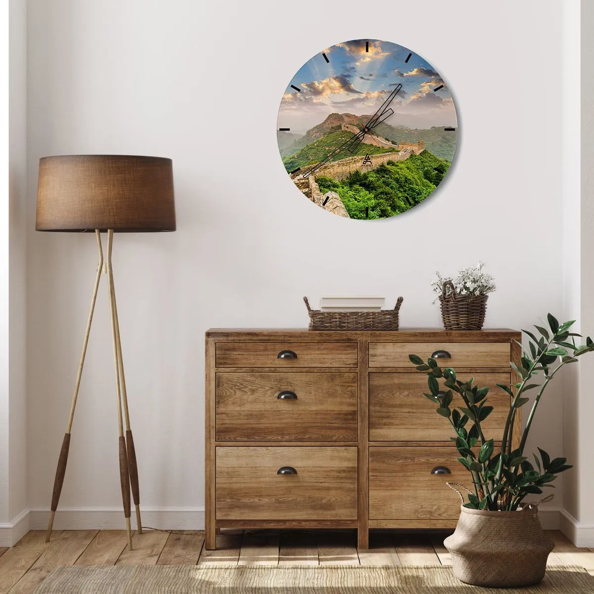 Relógio de parede - Relógio em vidro - A Grande Muralha da China ao nascer do sol cercada por colinas verdes - 30x30cm - Grandeza eterna - Decoração de parede moderna para a sala de estar, cozinha e quarto ARTTOR