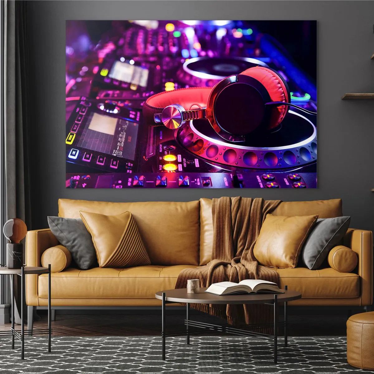 Quadro em vidro - Equipamento de DJ colorido com fones de ouvido vermelhos - 70x50cm - Antes da diversão começar - Decoração de parede moderna para a sala de estar e quarto ARTTOR