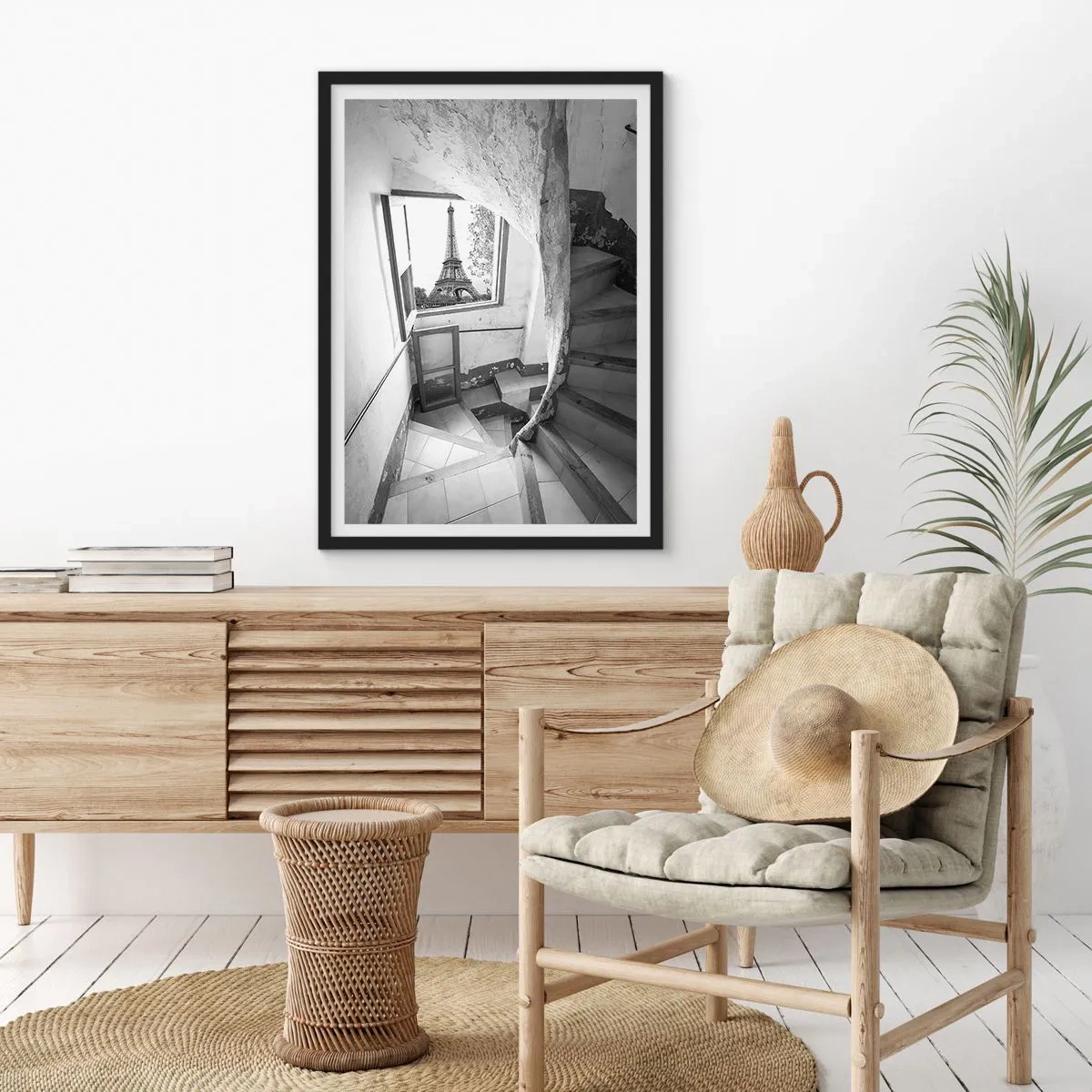 Pôster com moldura preta - Vista da Torre Eiffel através de uma janela de um edifício antigo - 50x70cm - Que vista! - Decoração de parede moderna para a sala de estar e quarto ARTTOR