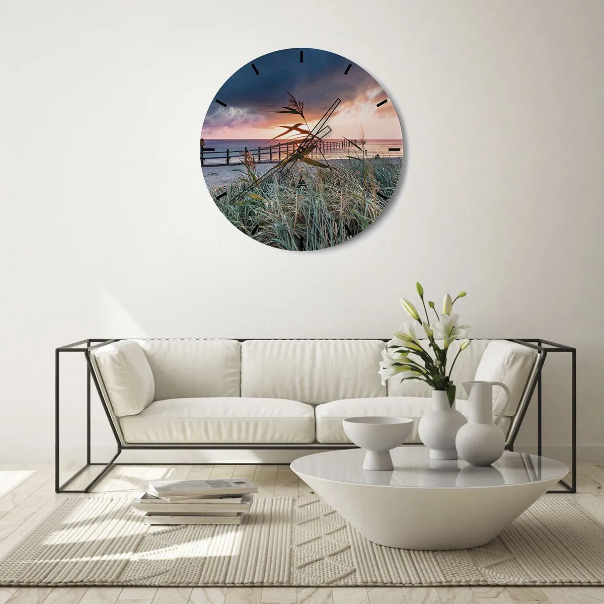 Relógio de parede - Relógio em vidro - Uma vista do cais ao pôr do sol com ervas em primeiro plano - 30x30cm - O vento não leva - Decoração de parede moderna para a sala de estar, cozinha e quarto ARTTOR