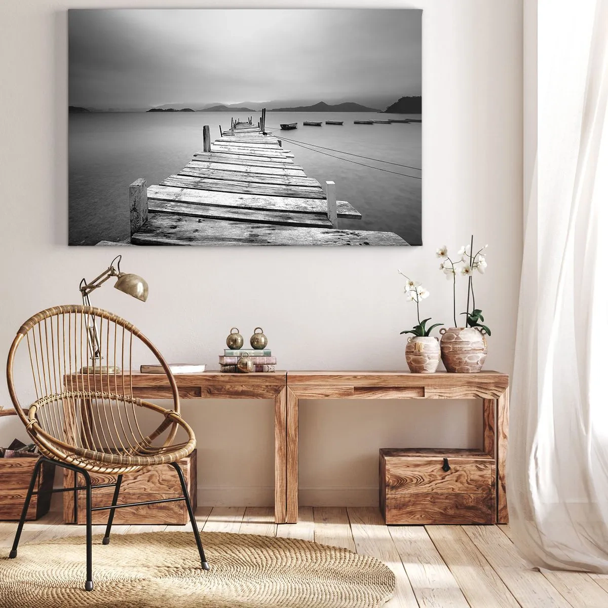 Quadro em tela - Uma vista em preto e branco de um cais de madeira e um lago calmo. - 70x50cm - Além das montanhas, além dos mares - Decoração de parede moderna para a sala de estar e quarto ARTTOR