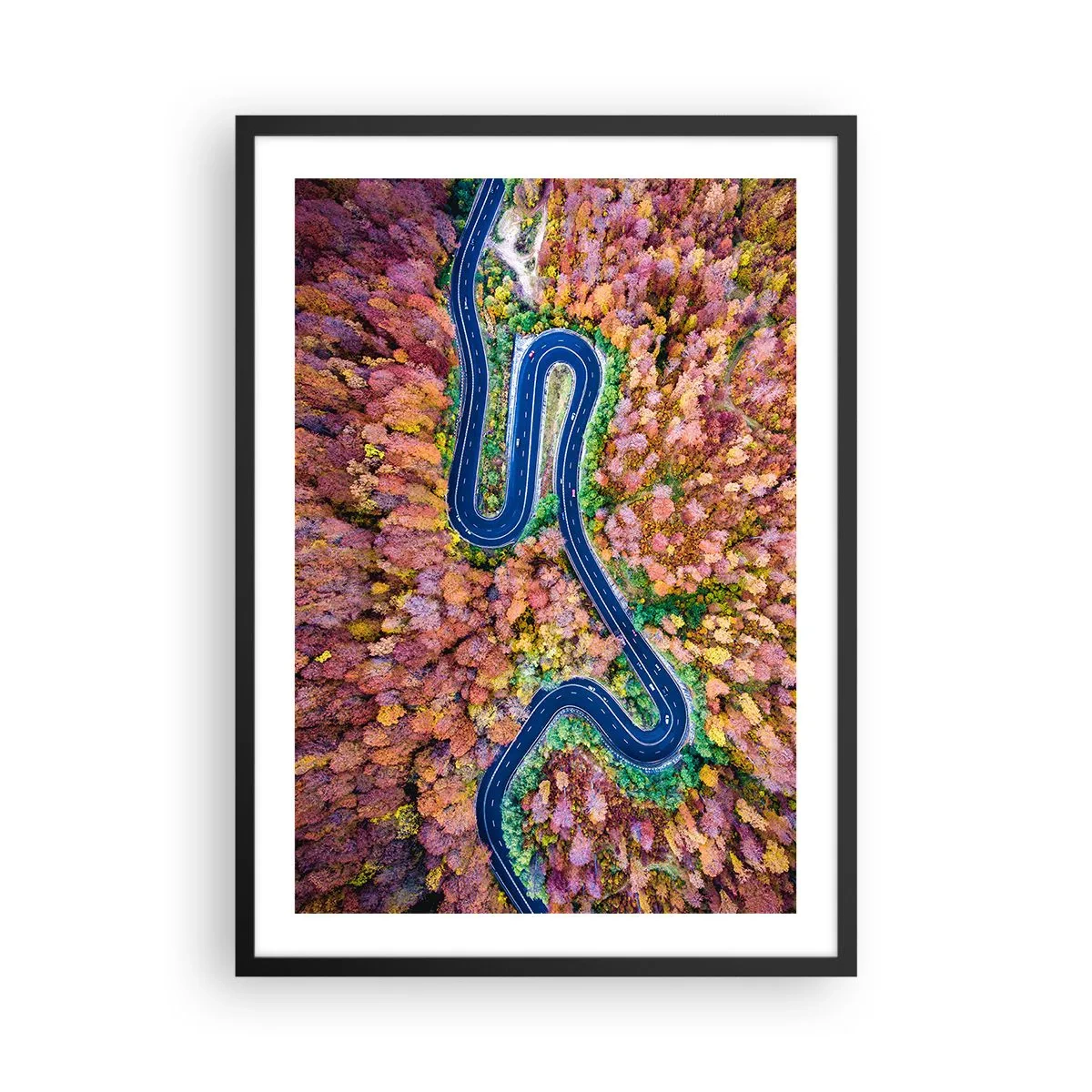 Pôster com moldura preta - Uma estrada sinuosa em uma floresta de outono vista de um ponto de vista aéreo - 50x70cm - Estrada sinuosa pela floresta - Decoração de parede moderna para a sala de estar e quarto ARTTOR