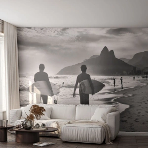 Papel de Parede Standard Eco - Surfistas na praia ao pôr do sol em preto e branco - 100x70cm - Samba para uma onda - Decoração de parede moderna para a sala de estar e quarto ARTTOR