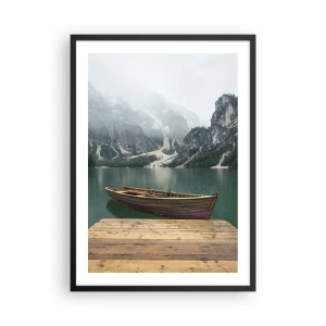Pôster com moldura preta - Um barco no píer com montanhas e um lago ao fundo - 50x70cm - Rochas orgulhosas  - Decoração de parede moderna para a sala de estar e quarto ARTTOR