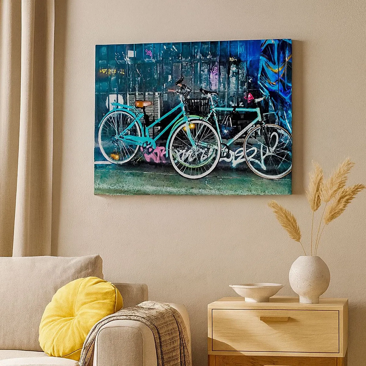 Quadro em tela - Duas bicicletas turquesas em um cenário de grafite urbano. - 70x50cm - A cidade chama - Decoração de parede moderna para a sala de estar e quarto ARTTOR
