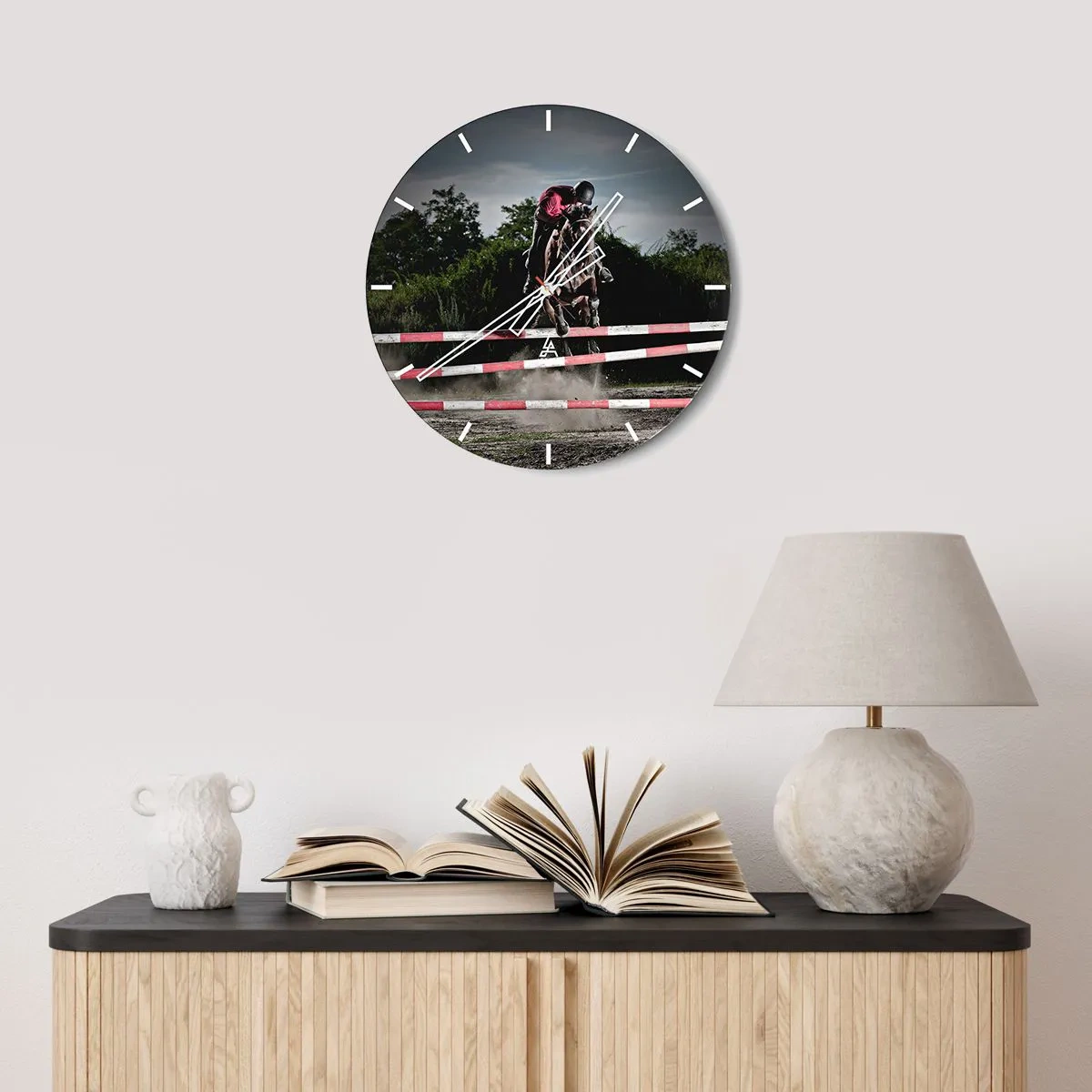 Relógio de parede - Relógio em vidro - Um cavalo saltador durante uma competição equestre - 30x30cm - Juntos pela vitória - Decoração de parede moderna para a sala de estar, cozinha e quarto ARTTOR