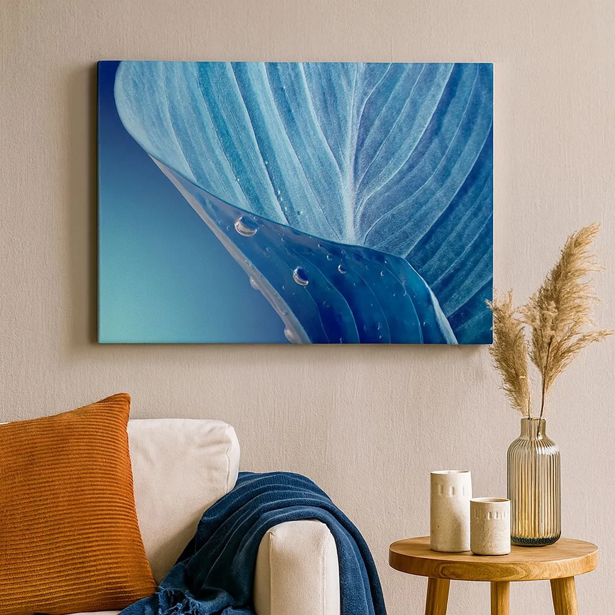 Quadro em tela - Uma folha azul com gotas de água visíveis - 70x50cm - Gotas escondidas no azul - Decoração de parede moderna para a sala de estar e quarto ARTTOR