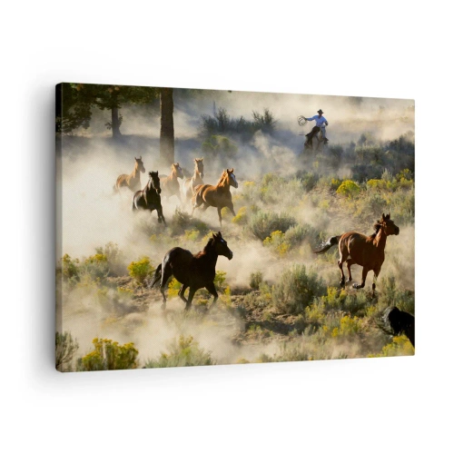 Quadro em tela - Uma manada de cavalos selvagens galopando pela poeira e vegetação - 70x50cm - Competição - liberdade ou força masculina? - Decoração de parede moderna para a sala de estar e quarto ARTTOR