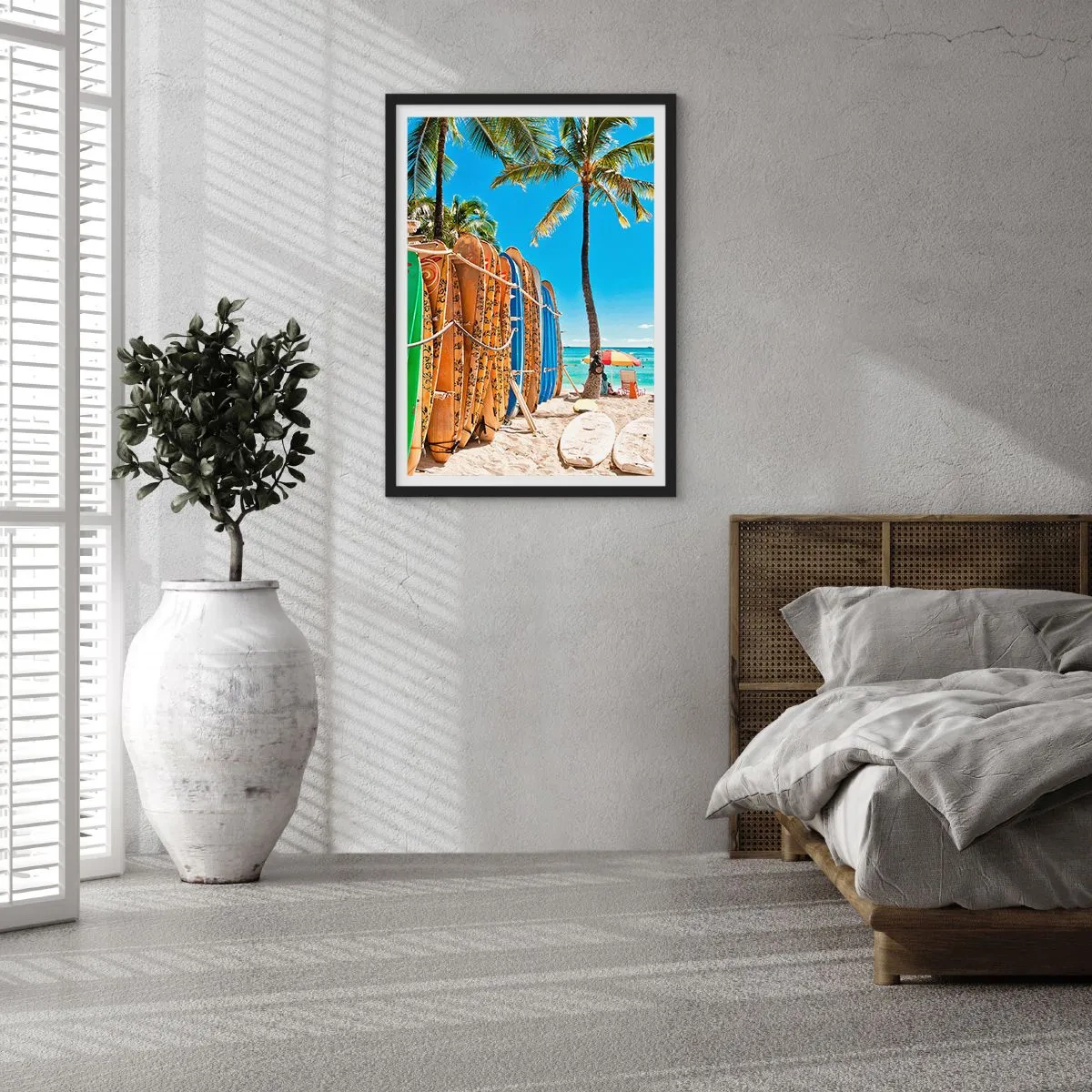 Pôster com moldura preta - Pranchas de surfe em uma praia com palmeiras e céu azul - 50x70cm - Diversão ensolarada - Decoração de parede moderna para a sala de estar e quarto ARTTOR
