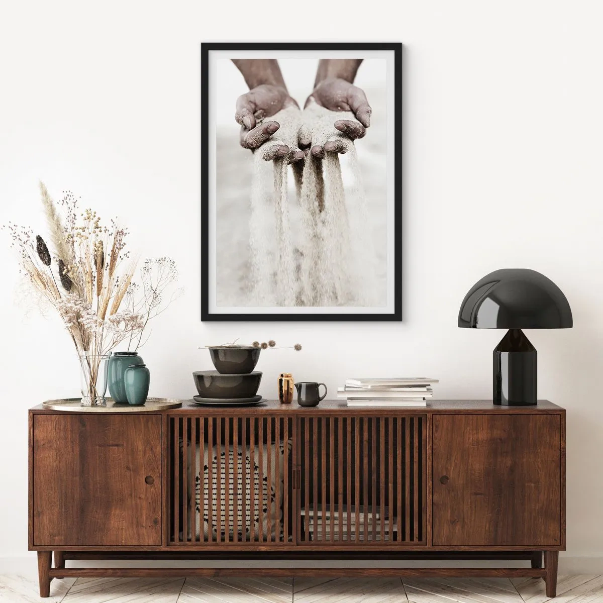 Pôster com moldura preta - Mãos segurando areia, simbolizando a fugacidade e a fragilidade do momento - 50x70cm - Com estas mãos… - Decoração de parede moderna para a sala de estar e quarto ARTTOR