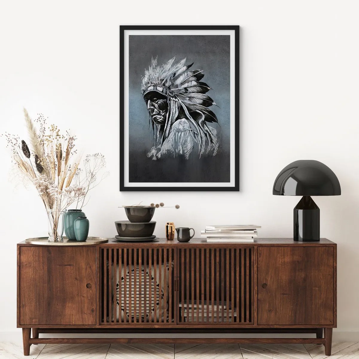 Pôster com moldura preta - Retrato de um chefe indígena com um cocar de penas sobre um fundo cinza - 50x70cm - De volta às raízes - Decoração de parede moderna para a sala de estar e quarto ARTTOR