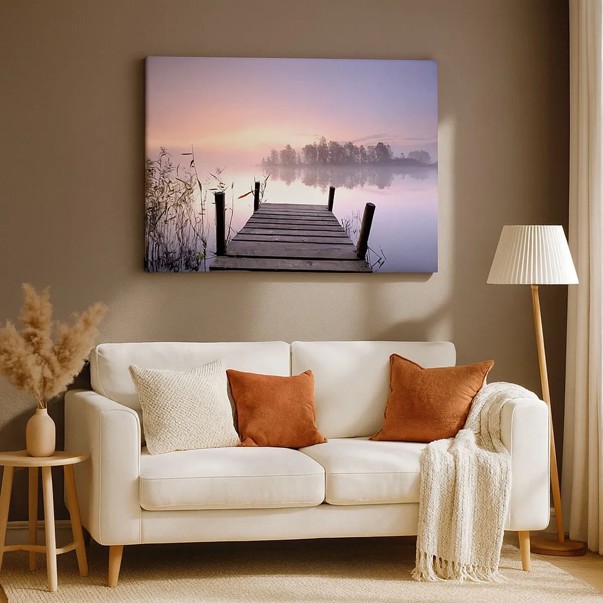 Quadro em tela - Um cais à beira do lago ao amanhecer com neblina e um céu pastel - 70x50cm - Da névoa lilás... - Decoração de parede moderna para a sala de estar e quarto ARTTOR