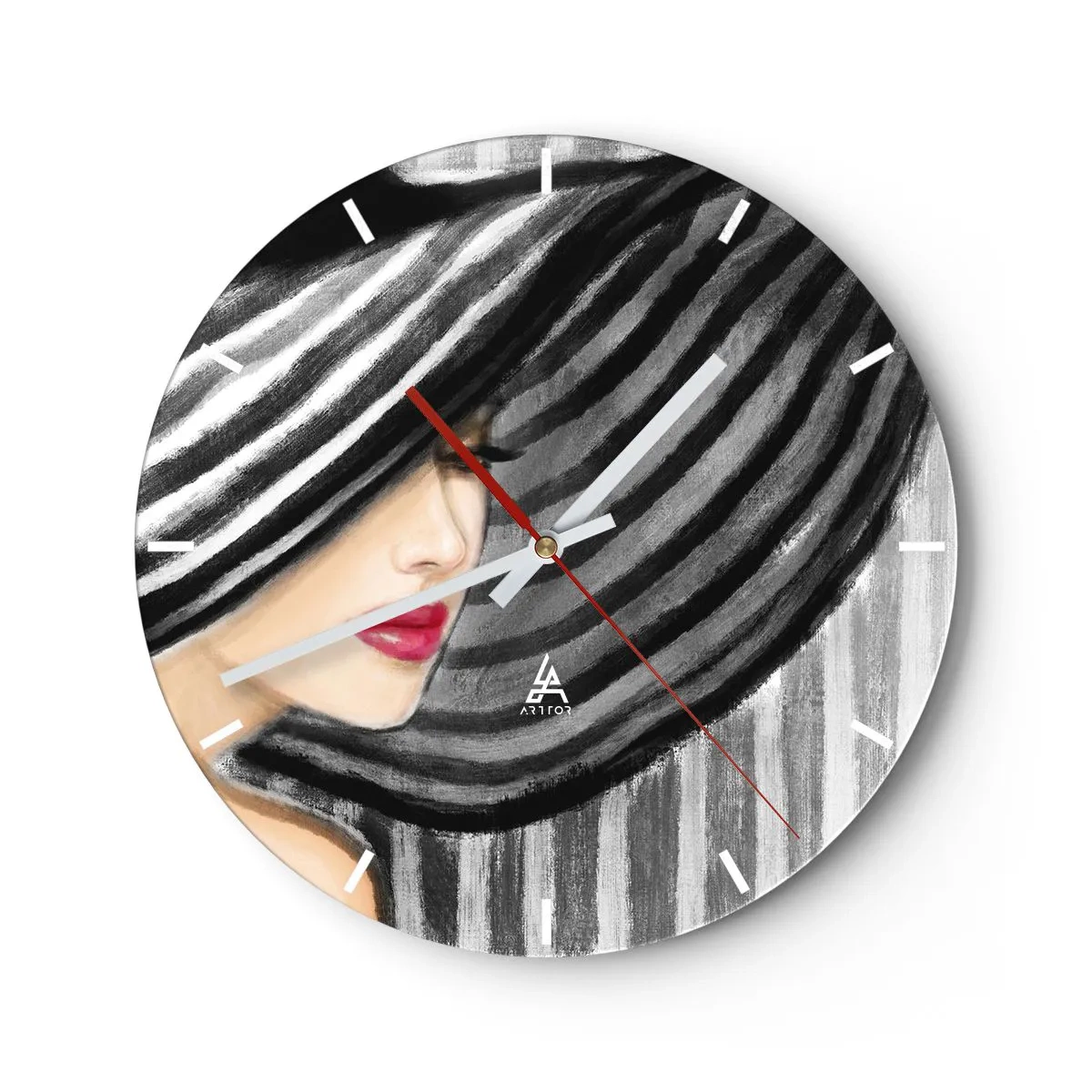 Relógio de parede - Relógio em vidro - O rosto de uma mulher com um elegante chapéu listrado preto e branco - 30x30cm - Onde encontrar-te? - Decoração de parede moderna para a sala de estar, cozinha e quarto ARTTOR
