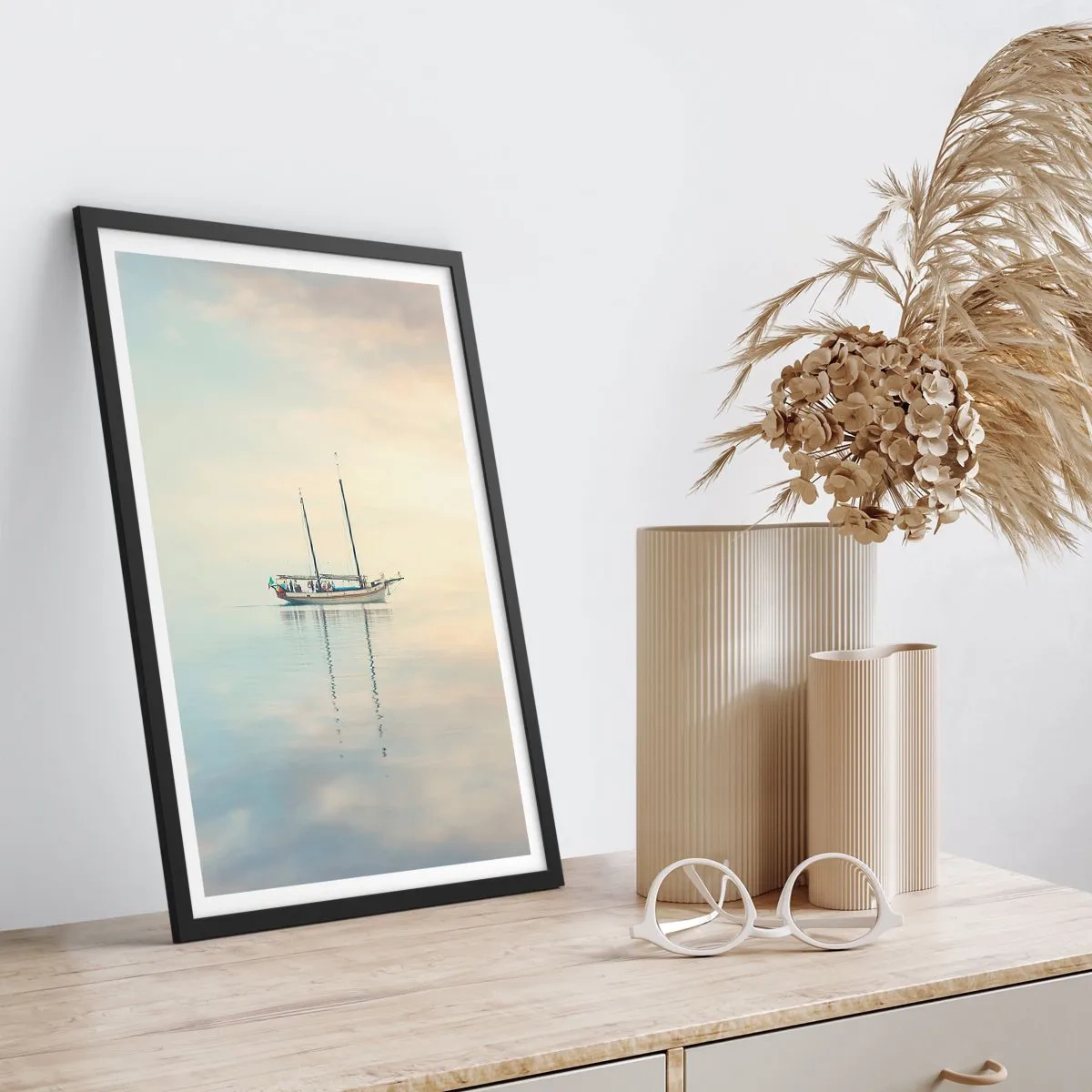 Pôster com moldura preta - Um navio em um mar calmo com um reflexo suave - 50x70cm - Num mar de silêncio - Decoração de parede moderna para a sala de estar e quarto ARTTOR