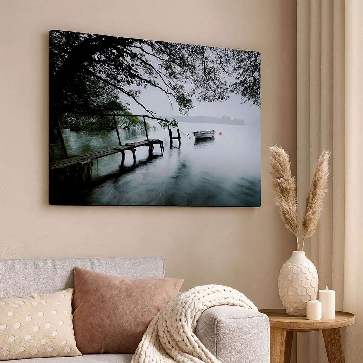 Quadro em tela - Um cais sobre a água com um barco ao fundo, cercado por uma paisagem enevoada - 70x50cm - Descanso imediato - Decoração de parede moderna para a sala de estar e quarto ARTTOR