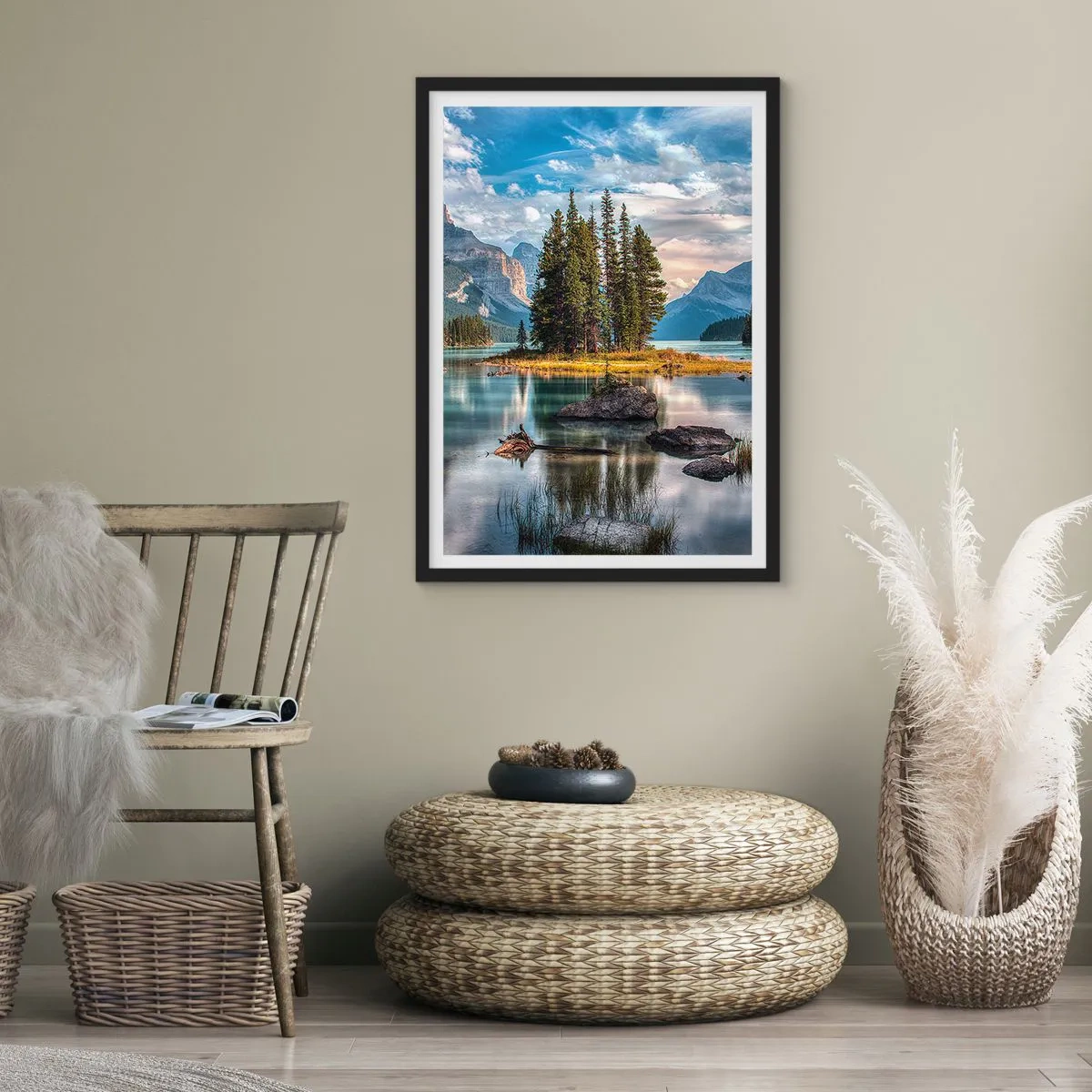 Pôster com moldura preta - Uma paisagem montanhosa com uma ilha cercada por um lago calmo - 50x70cm - Por águas grandes e límpidas… - Decoração de parede moderna para a sala de estar e quarto ARTTOR